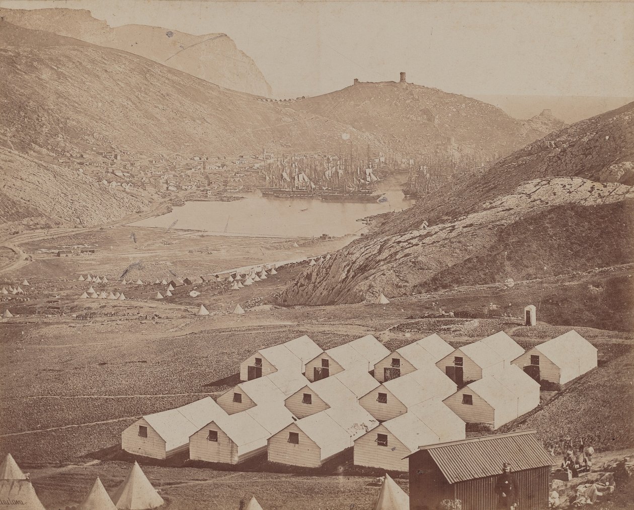Campamento con Choza y Puerto de Balaclava en la Distancia de James Robertson