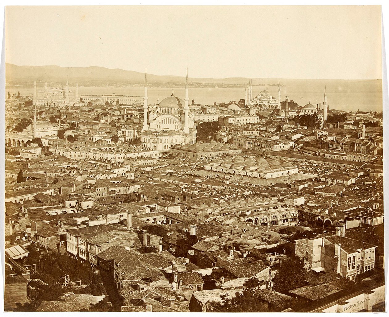 «Nuri Osmaniye» [Estambul. Panorama de la ciudad con vista de las mezquitas: mezquita de Nuruosmaniye (en el centro), Mezquita Azul (al fondo a la derecha) y Ayasofya (Santa Sofía) (a la izquierda)] de James Robertson