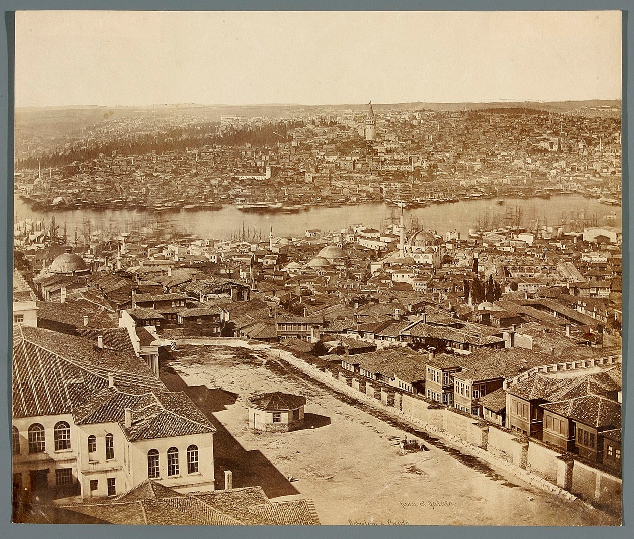 «Pera y Galata» [Estambul. Panorama de la ciudad - vista de los barrios de Pera y Galata] de James Robertson
