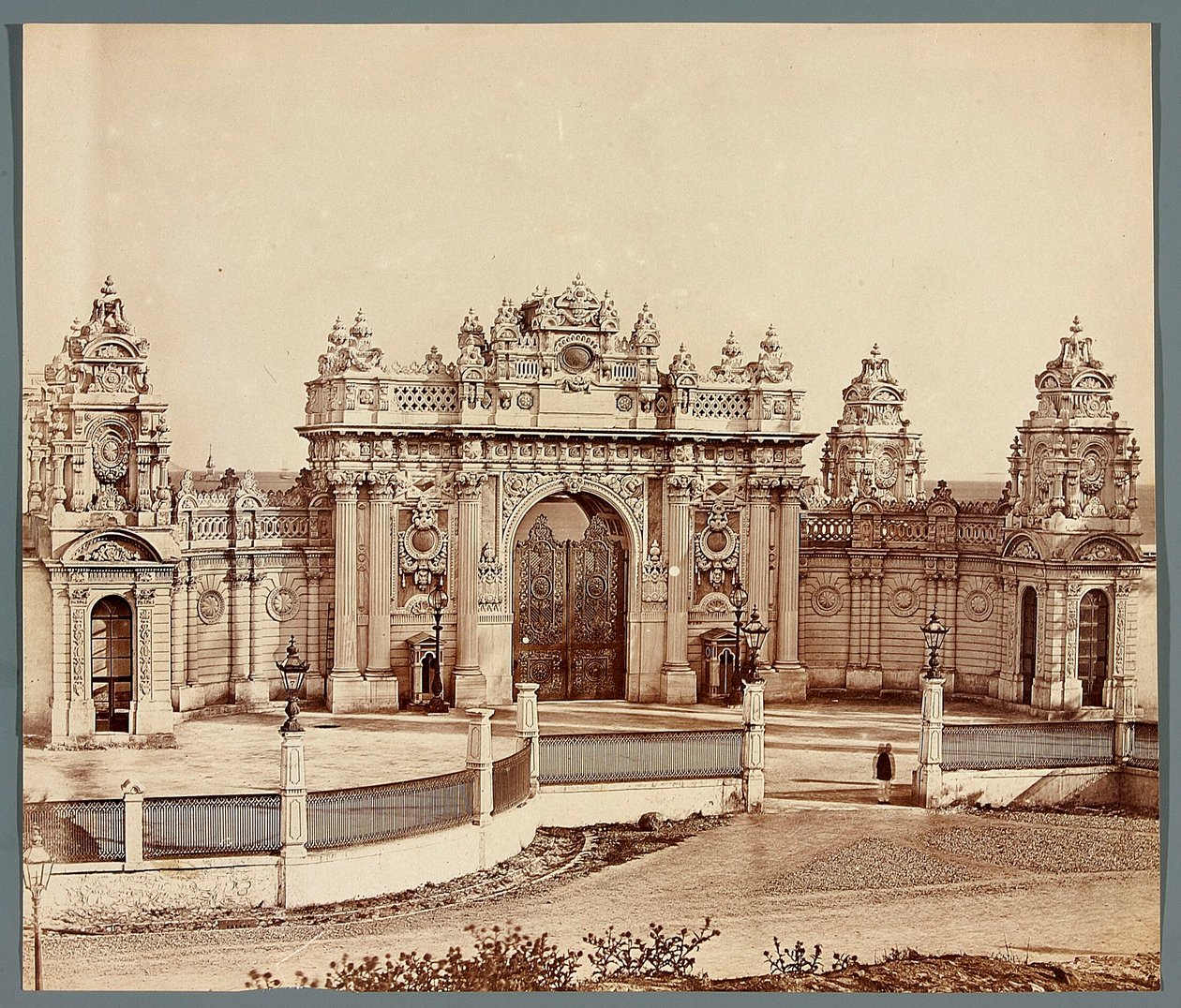 Estambul. Palacio de Dolmabahçe - puerta de James Robertson