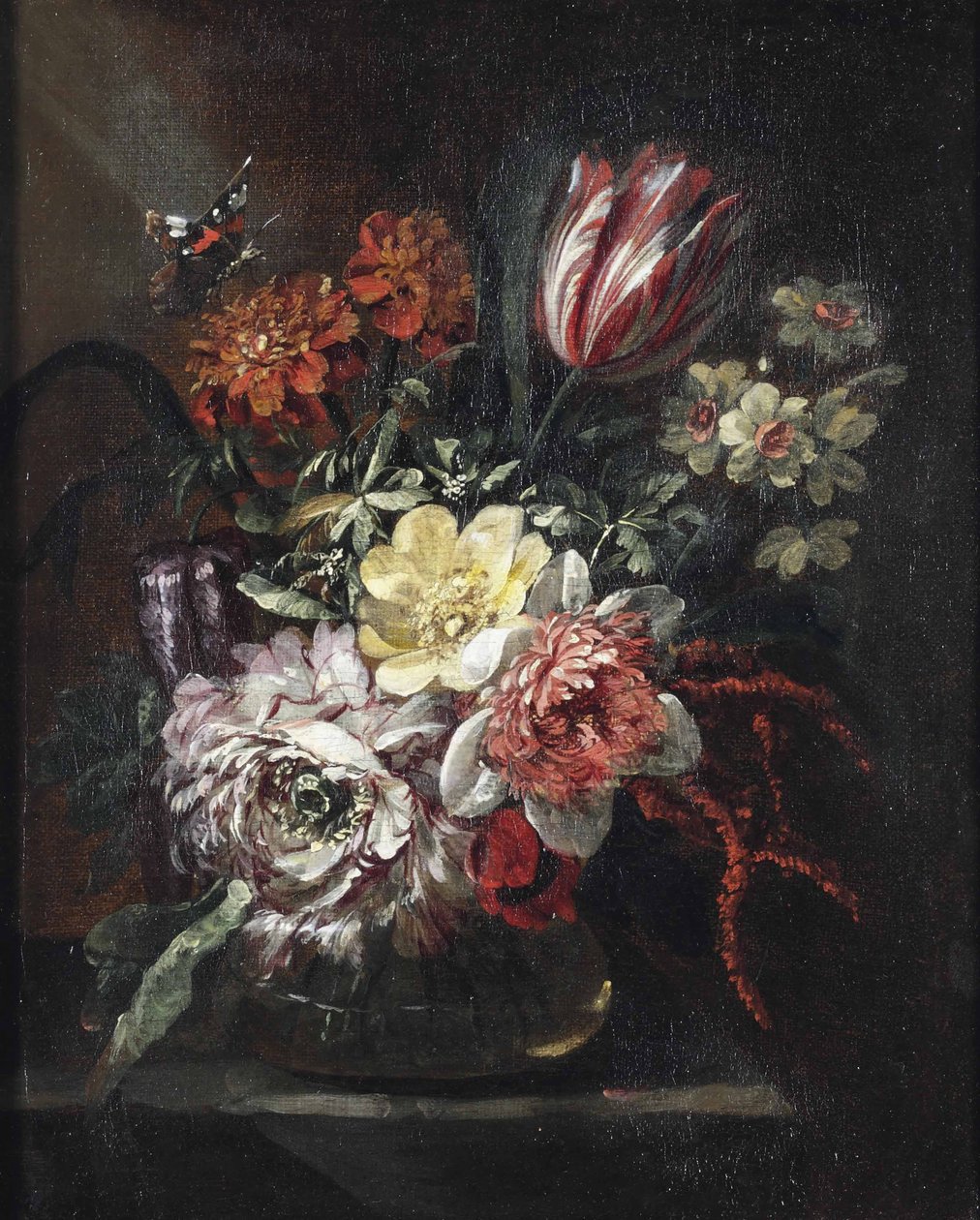 Un tulipán, rosas, narcisos y otras flores en un jarrón de cristal, una mariposa encima, todo sobre una mesa parcialmente cubierta de Jan Baptist Morel