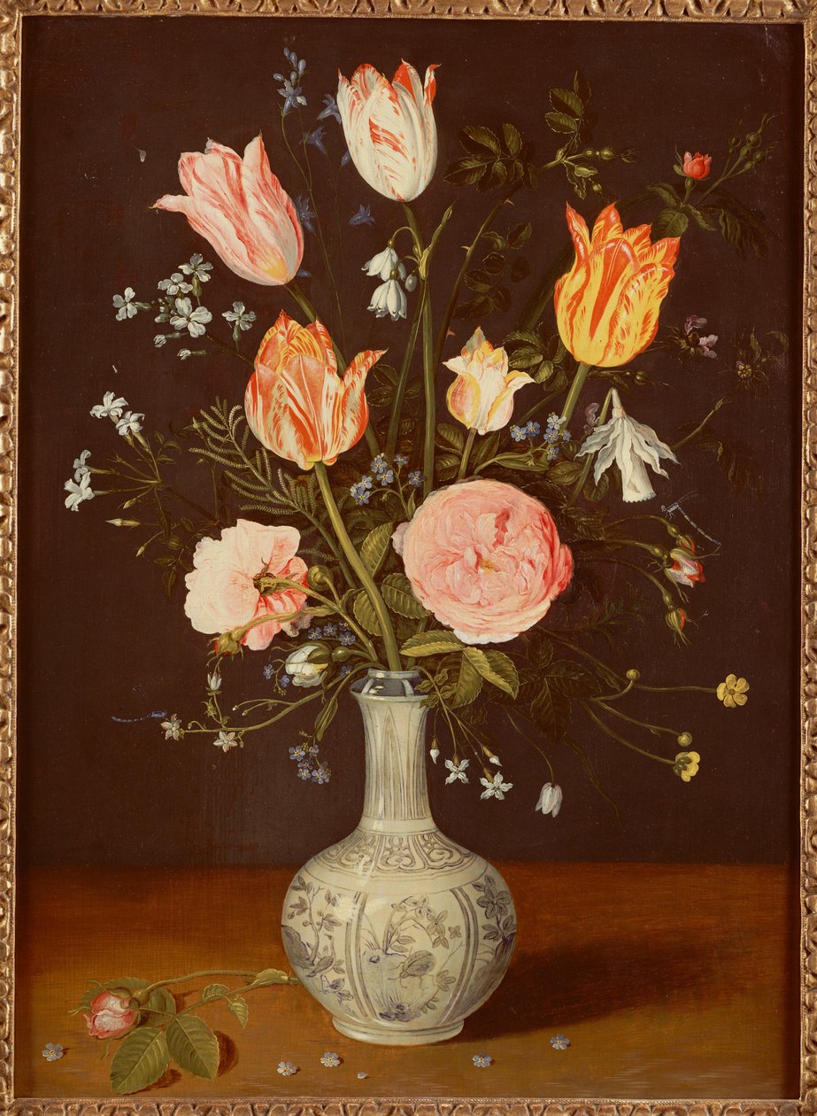 Tulipanes, rosas, nomeolvides y otras flores en un jarrón azul y blanco de la dinastía Ming tardía de Jan Brueghel the Elder