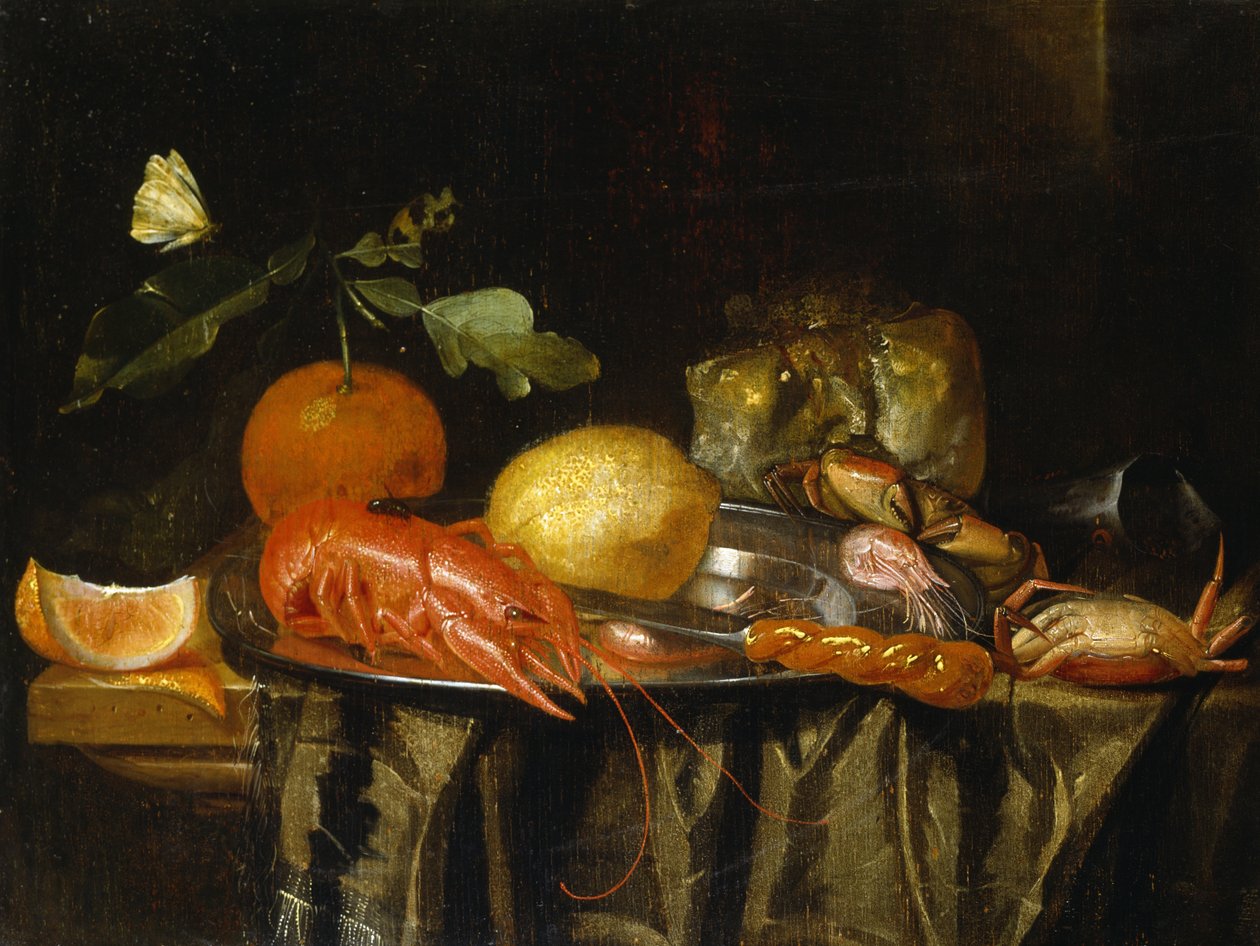 Un cangrejo de río, gambas y un limón en un plato de peltre sobre una mesa con mantel de Jan Davidsz de (after) Heem