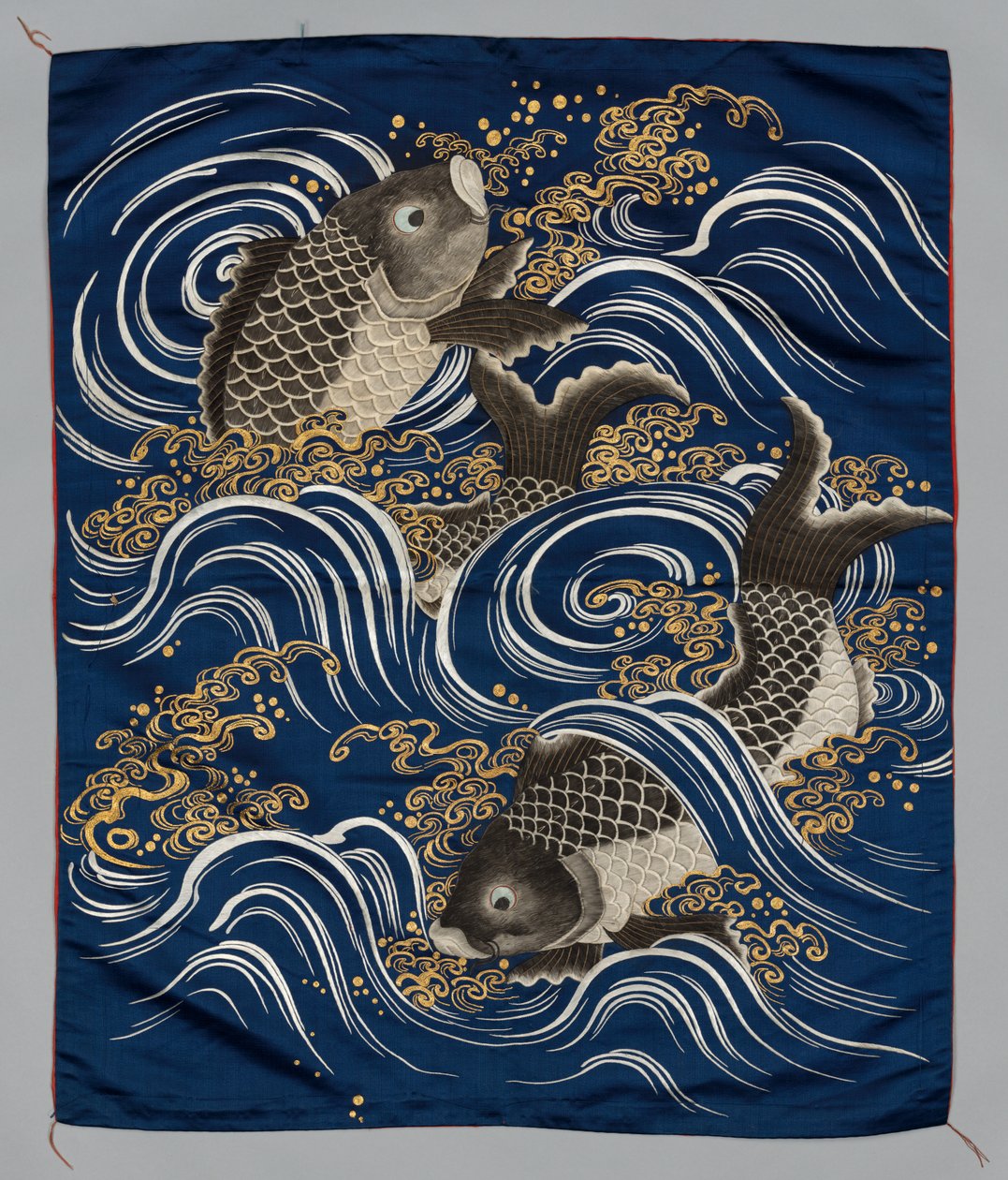 Cubierta de regalo (Fukusa) con carpa en las olas de Japan, Meiji period