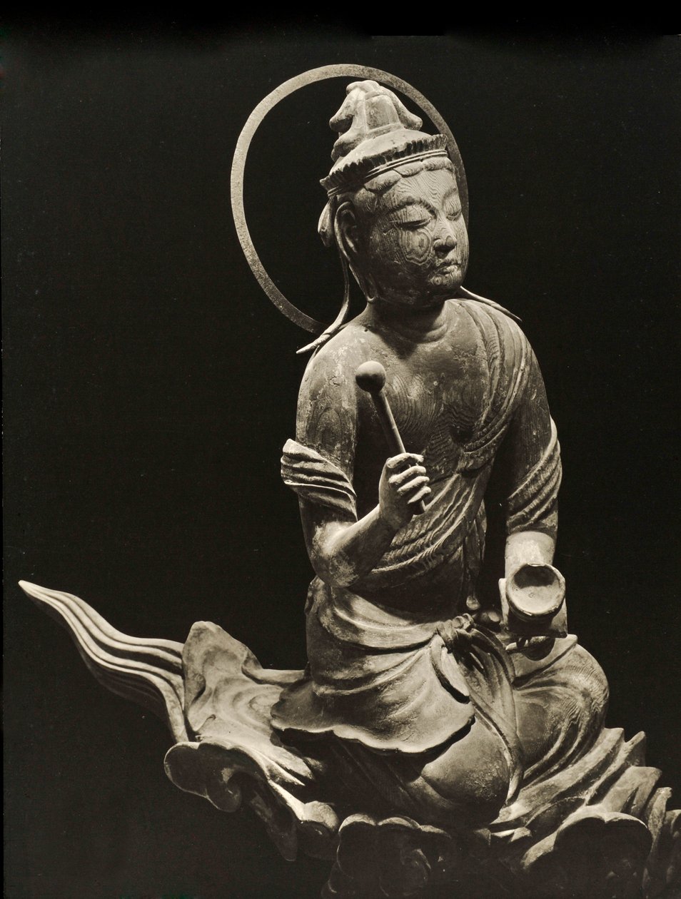 Bosatsu tocando instrumento musical, del siglo XI, Periodo Heian Tardío, Byodo-In, Kioto, 1950 de Japanese Photographer