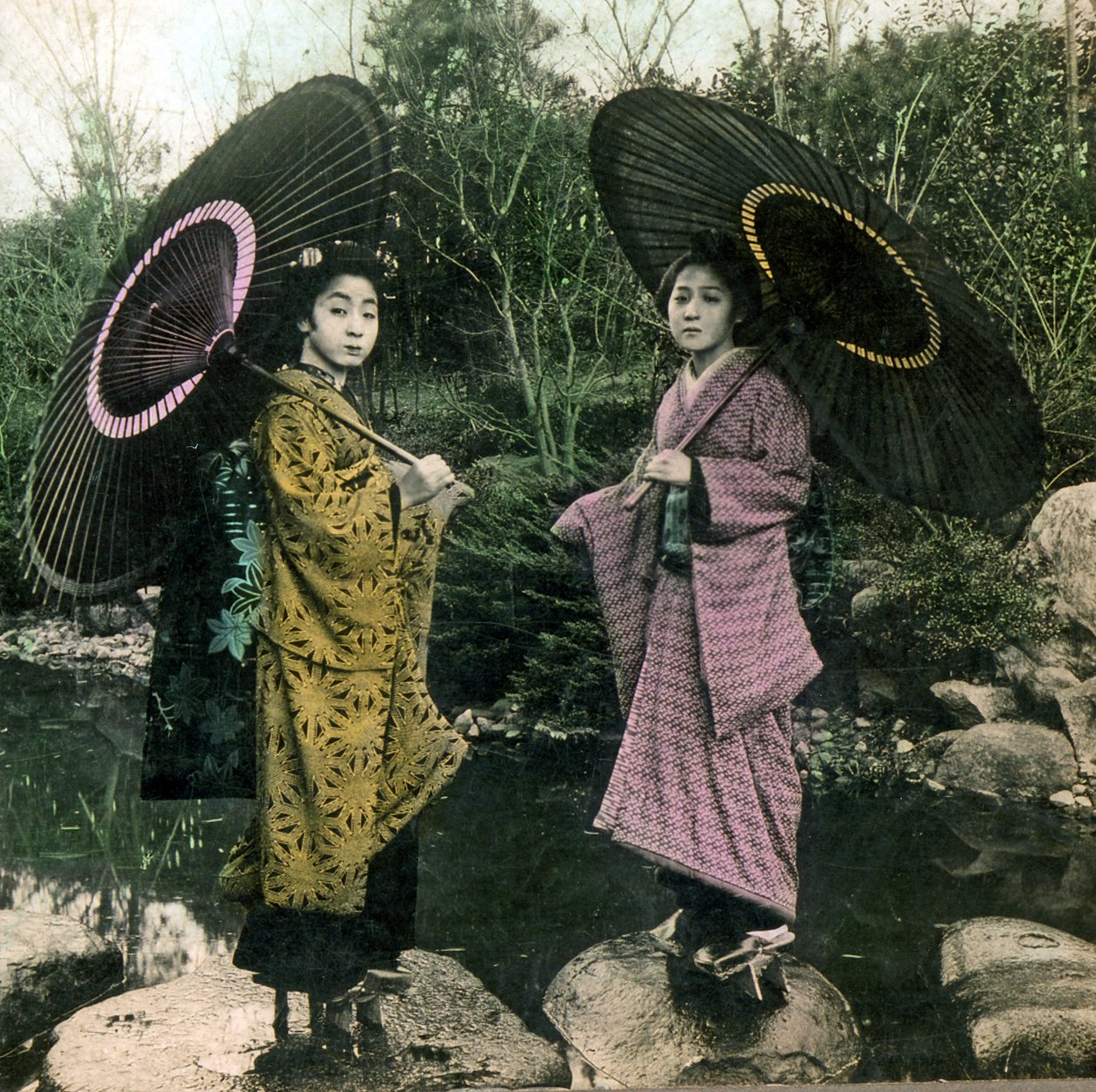 Vestidos para un día lluvioso, c.1900 de Japanese Photographer