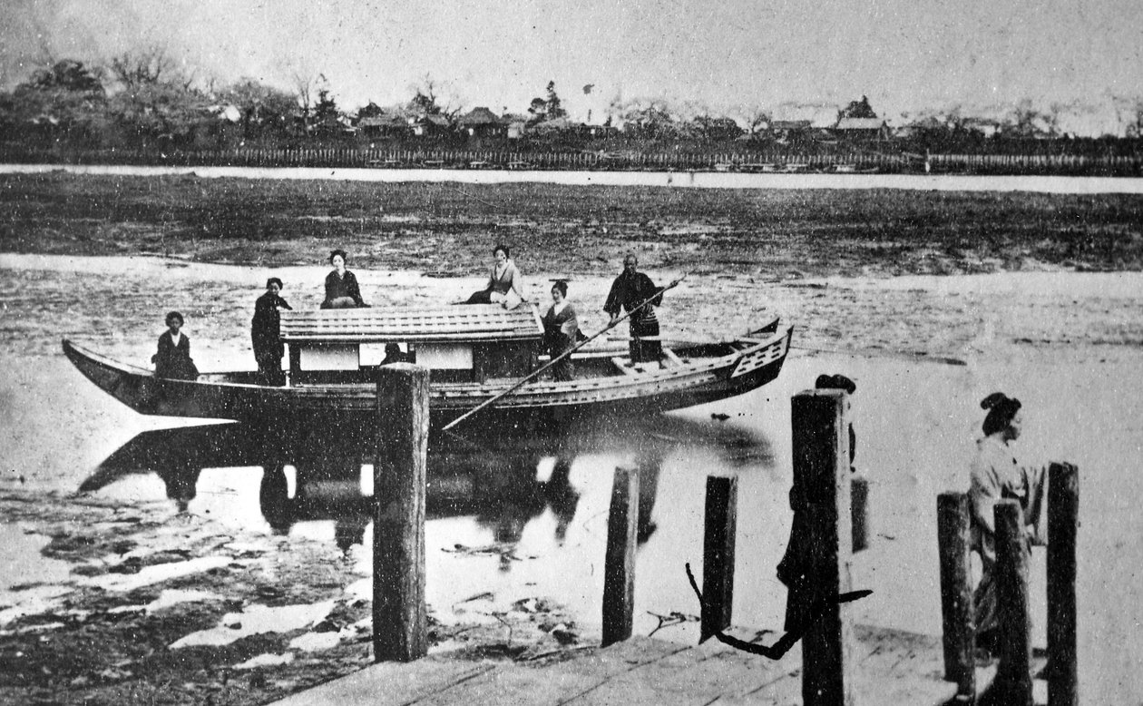 Geishas a bordo de un barco en el río Sumida, Edo, c.1860s de Japanese Photographer