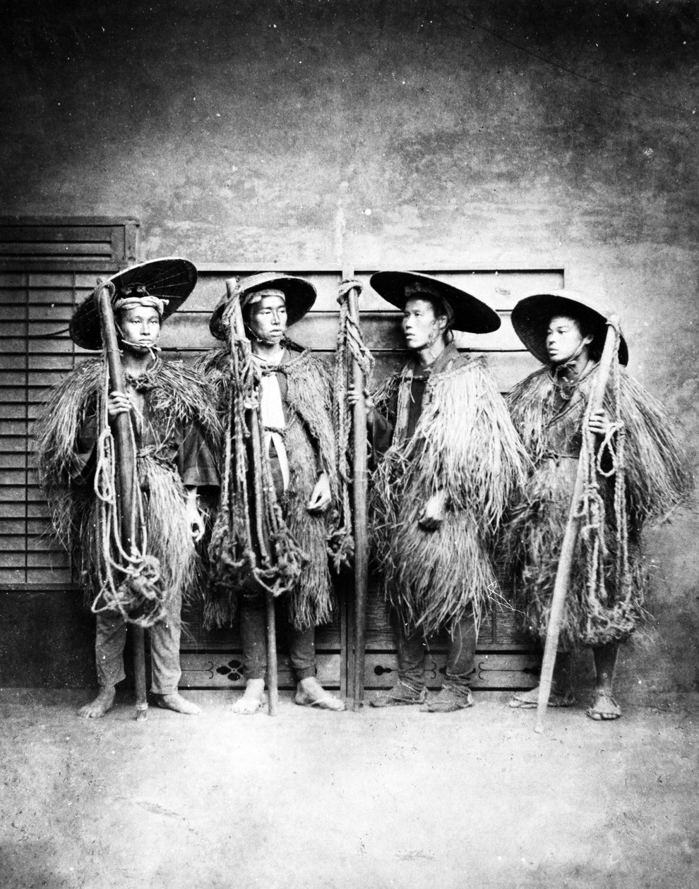 Hombres japoneses con abrigos de paja, c.1870s de Japanese Photographer