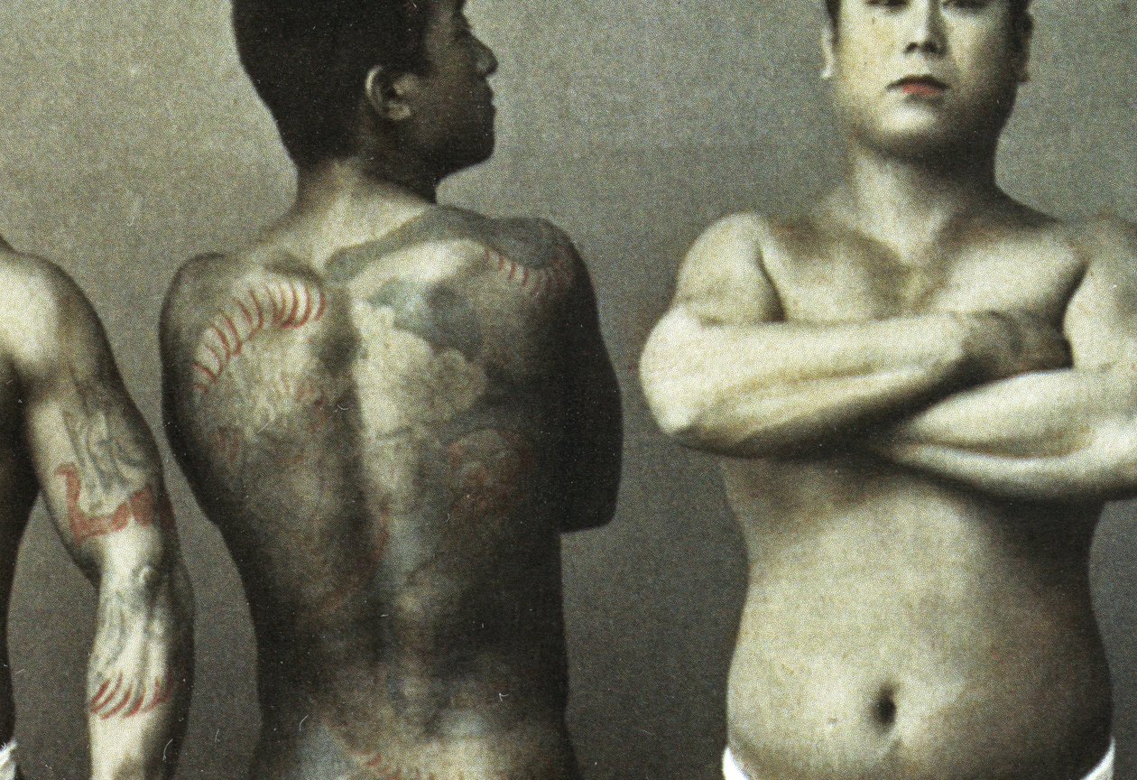 Hombre con tatuaje tradicional japonés Irezumi, c.1880 (detalle) de Japanese Photographer
