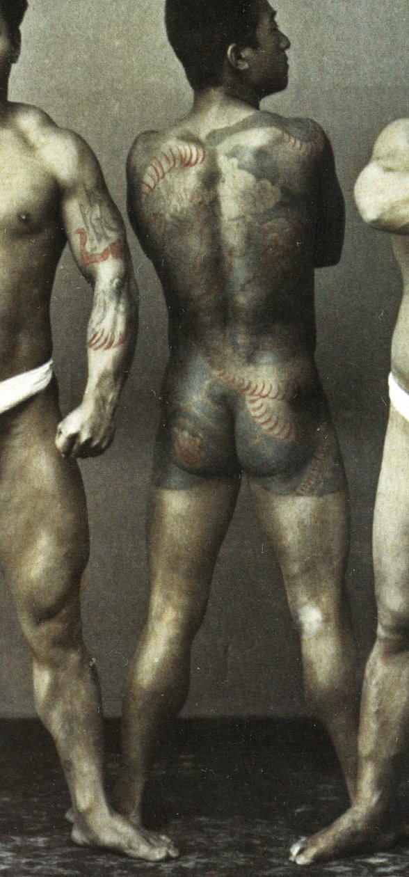 Hombres con tatuajes tradicionales japoneses Irezumi, c.1880 (foto de albúmina coloreada a mano) de Japanese Photographer