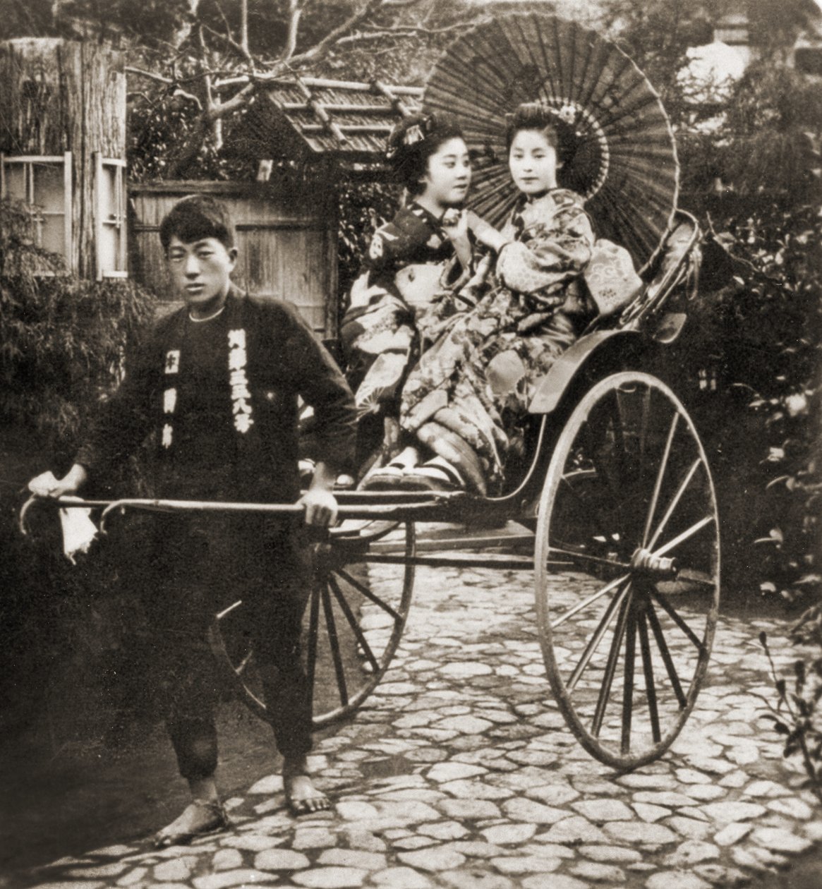 Corredor tirando de dos geishas en un rickshaw en Japón, c.1900 de Japanese Photographer