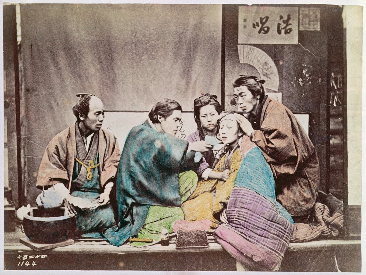 Escena de medicina tradicional, c.1880 de Japanese Photographer