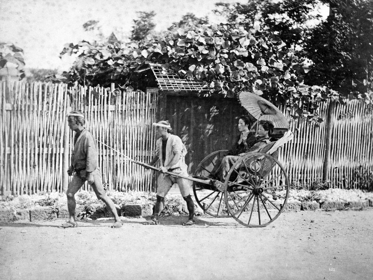 Dos niñas en un rickshaw, c.1860-80 de Japanese Photographer