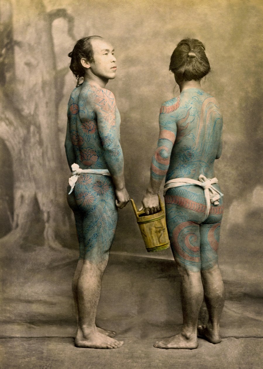 Dos hombres con tatuajes tradicionales japoneses Irezumi, c.1880 de Japanese Photographer