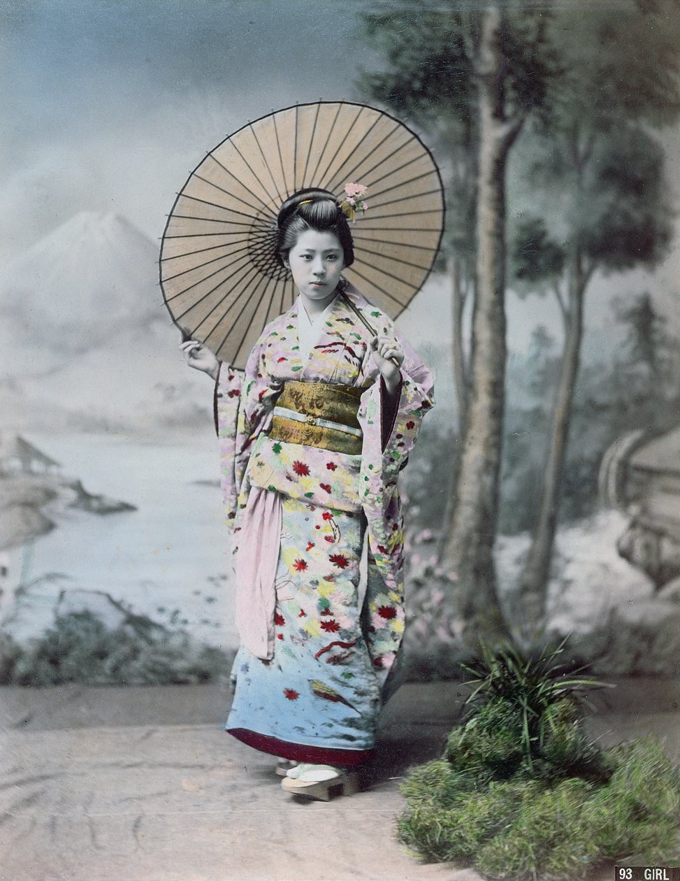 Joven japonesa con kimono y parasol, Mt.Fuji al fondo, c.1900 de Japanese Photographer