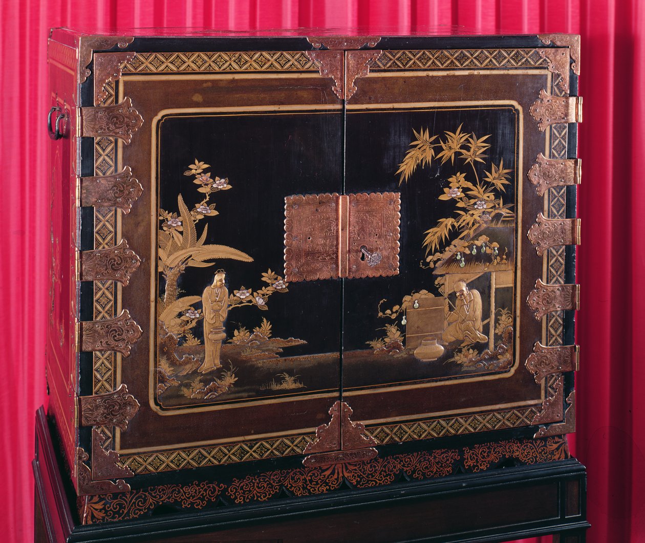 Gabinete japonés con monturas doradas y de cobre, siglo XVII de Japanese School