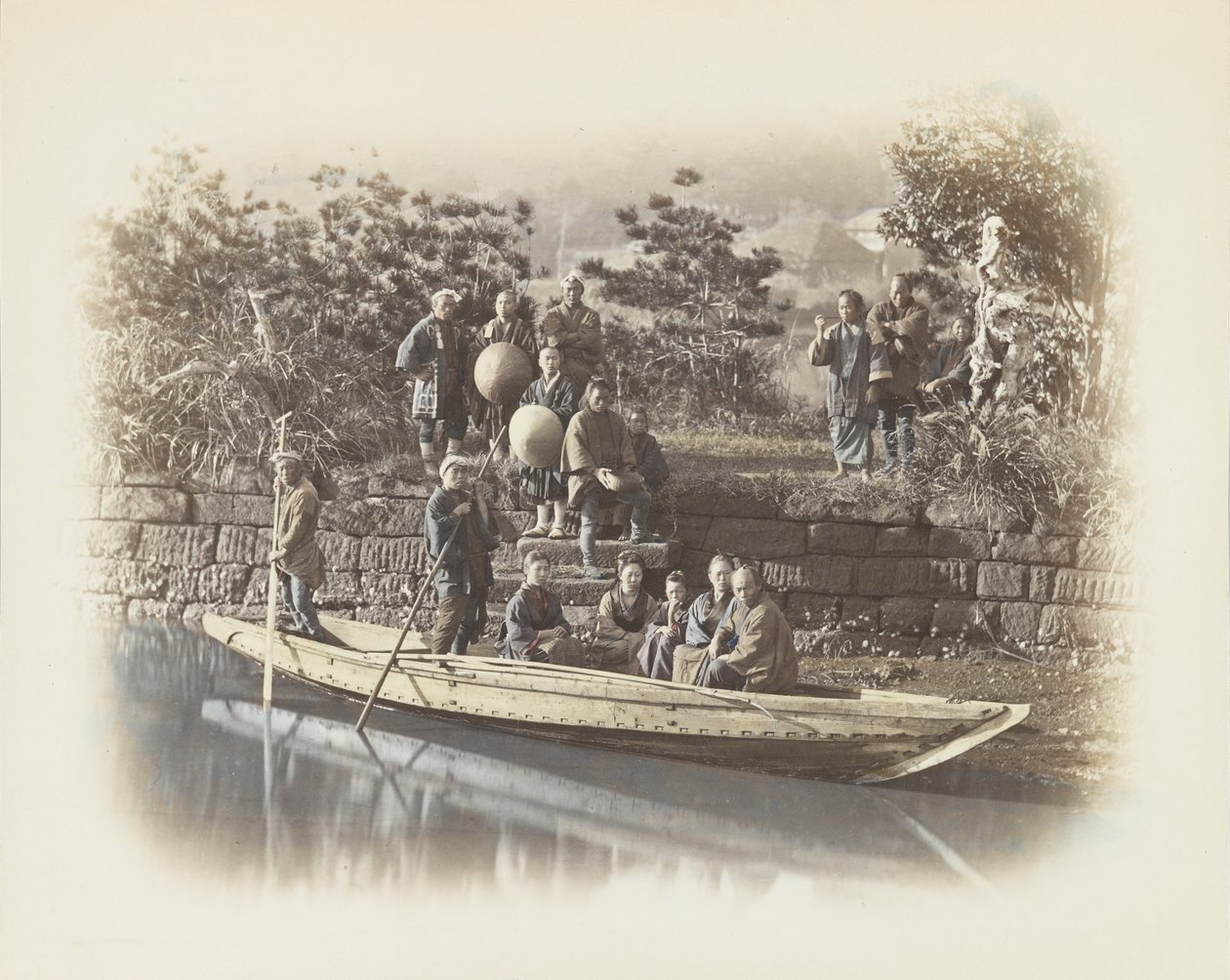 Un bote en la orilla del río, Japón de Japanese Photographer