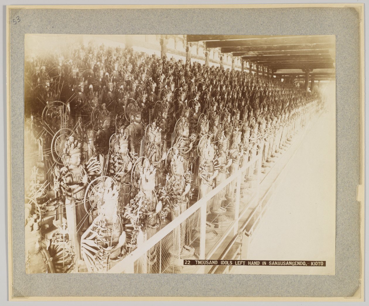Mil ídolos en Sanjusangendo, Kioto, Japón de Japanese Photographer