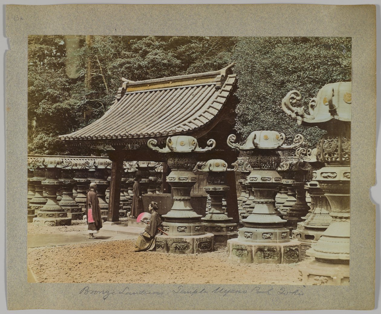 Faroles de bronce fuera del templo en el parque Uyeno, Tokio, Japón (foto en blanco y negro coloreada a mano) de Japanese Photographer