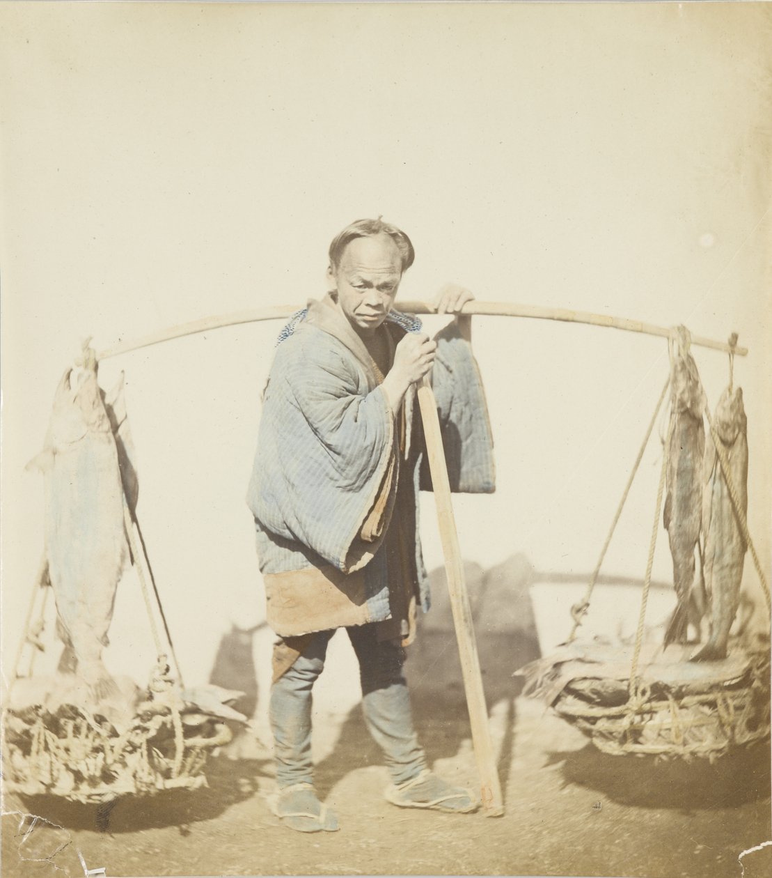 Pescador con su captura de Japanese Photographer