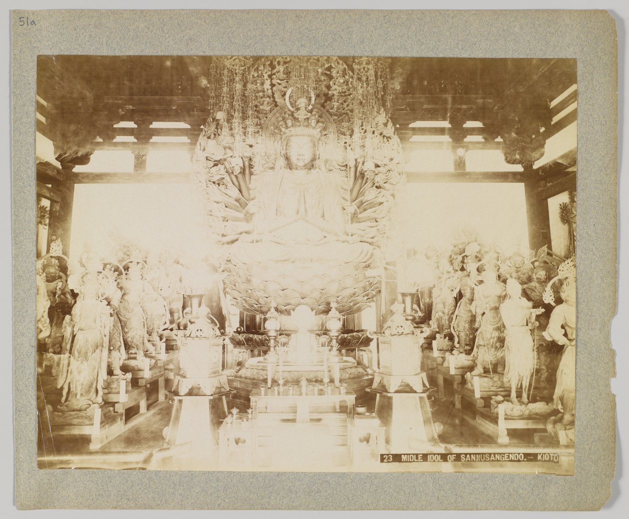 Ídolo en Sanjusangendo, Kioto, Japón de Japanese Photographer