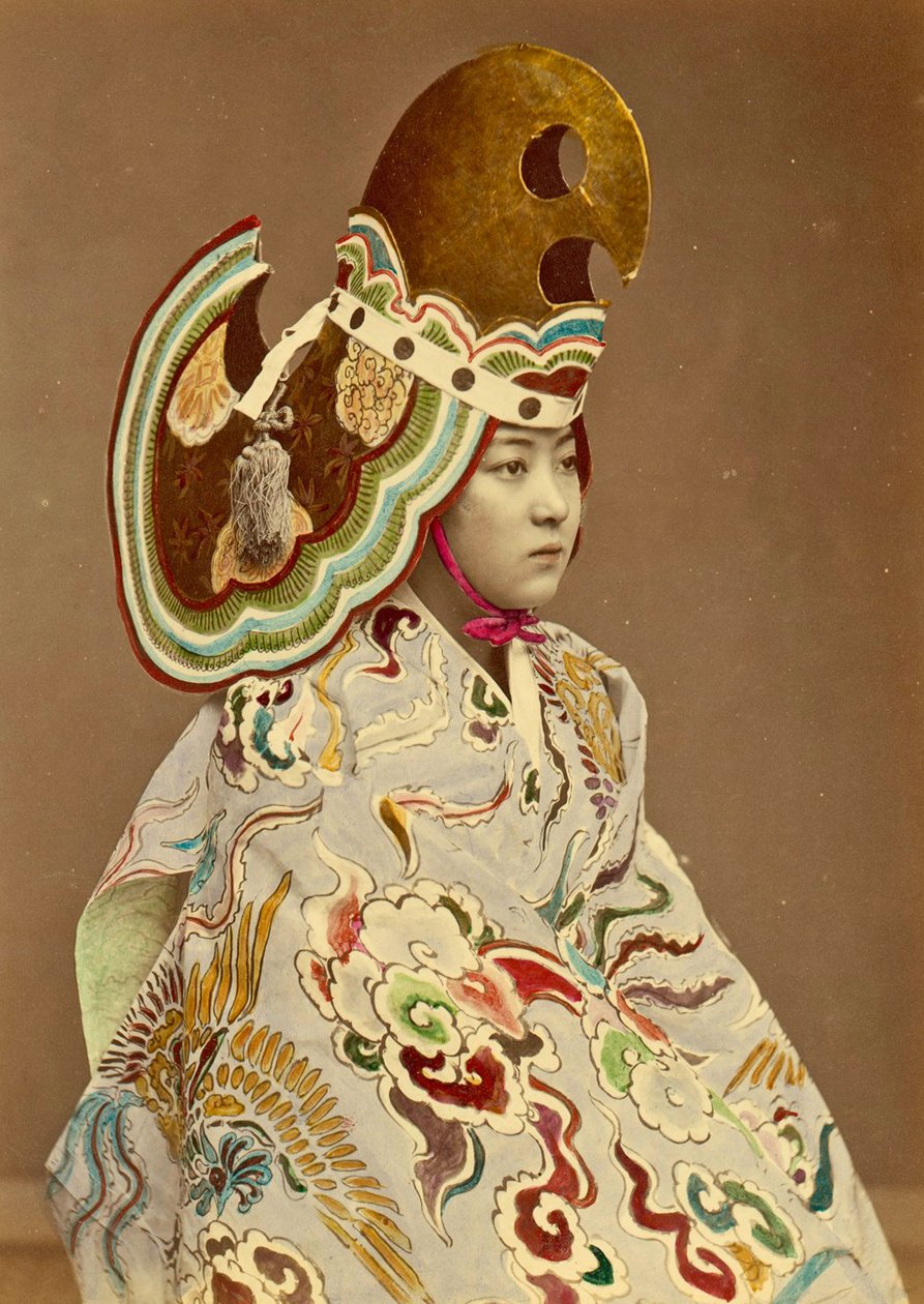 Niña japonesa en traje tradicional, c.1880 de Japanese Photographer