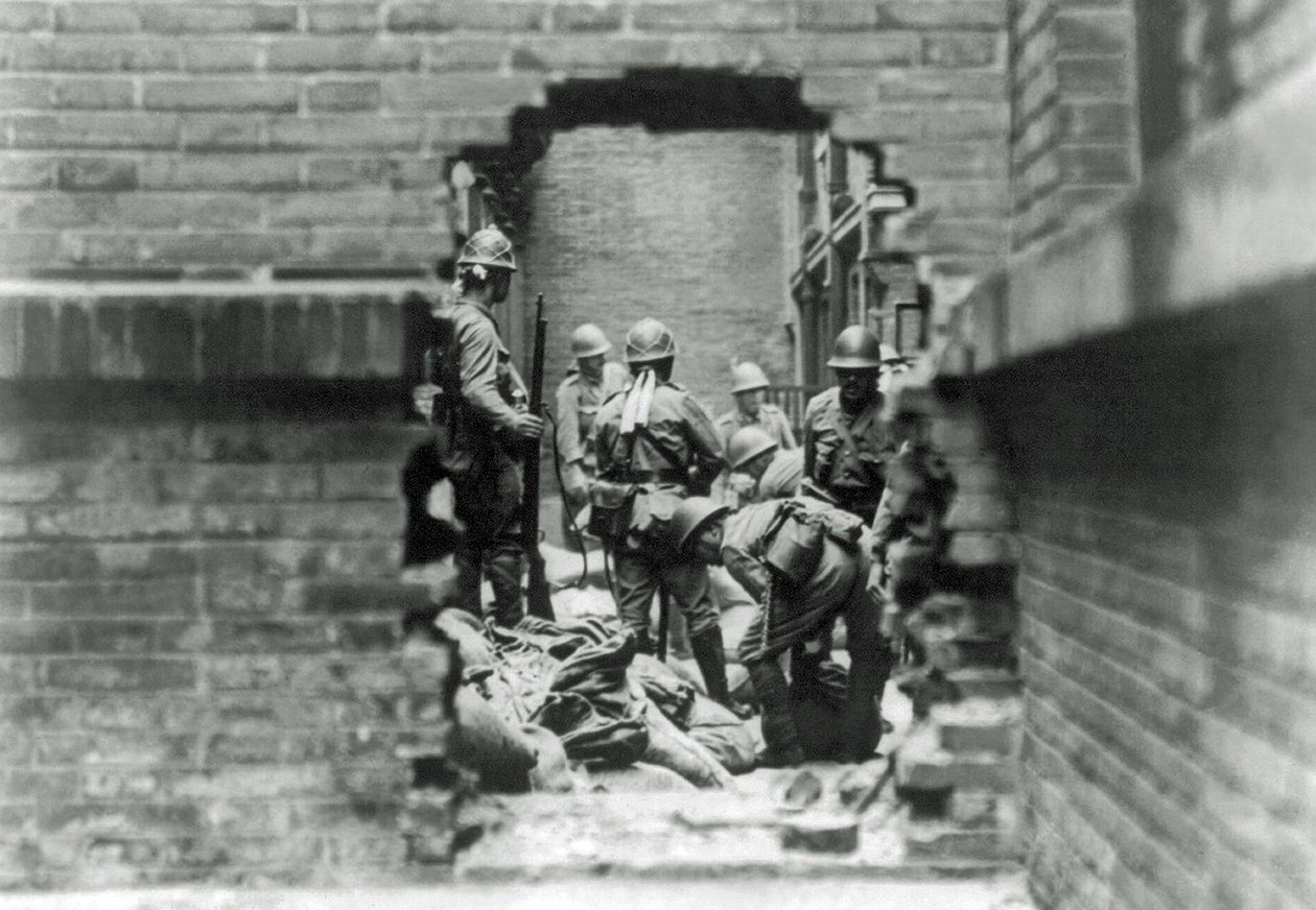 Soldados japoneses involucrados en combates callejeros en Shanghái, China, 1937 de Japanese Photographer