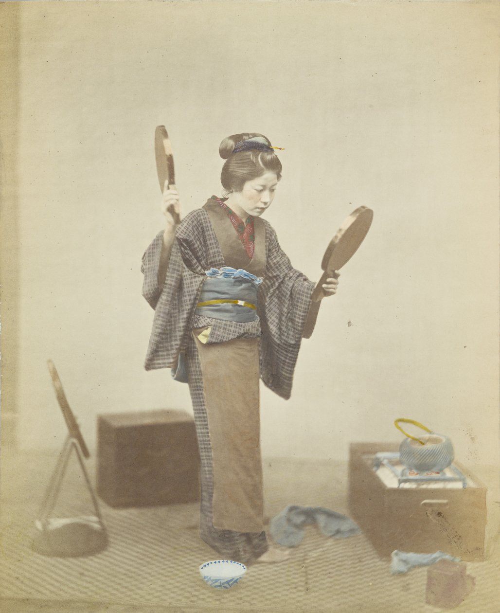 Mujer japonesa con espejos (foto en blanco y negro coloreada a mano) de Japanese Photographer
