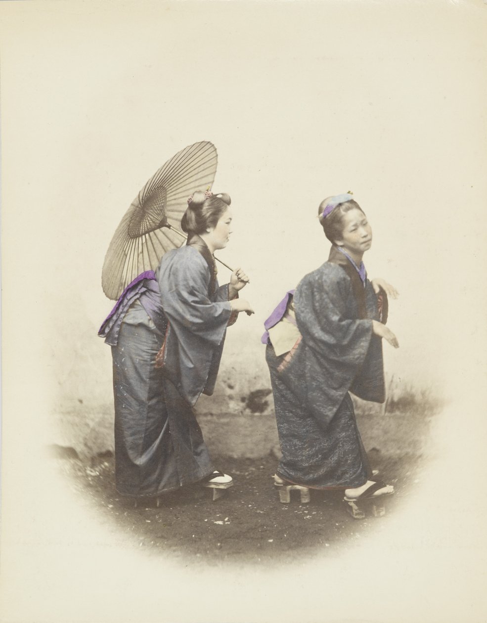 Mujeres japonesas con vestimenta tradicional (foto en blanco y negro coloreada a mano) de Japanese Photographer