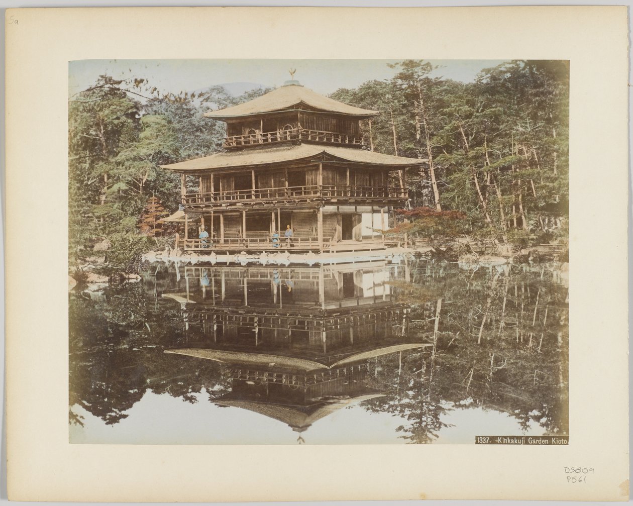 Jardín Kinkakuji, Kioto, Japón (foto en blanco y negro coloreada a mano) de Japanese Photographer
