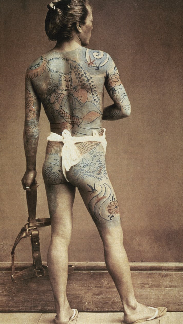 Hombre con tatuaje japonés específico. Foto de albúmina, coloreada a mano. c. 1880 de Japanese Photographer