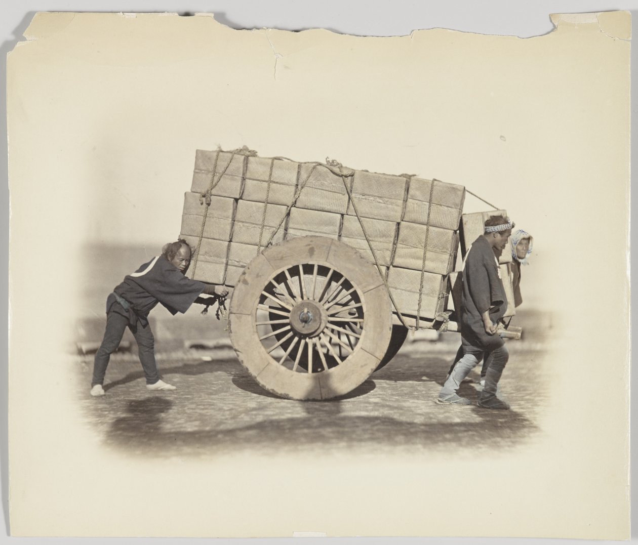 Hombres tirando de un carro de Japanese Photographer
