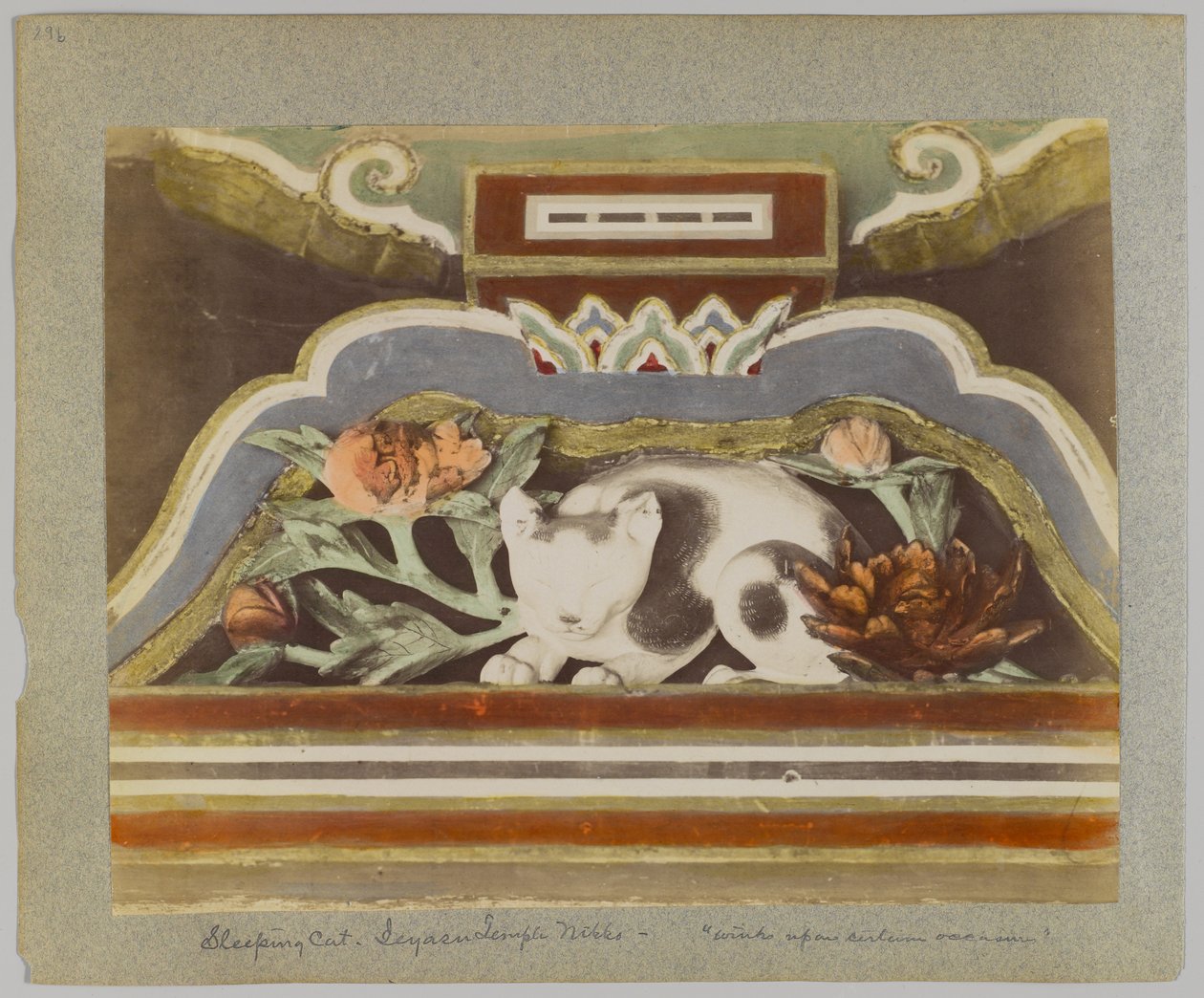 Gato durmiendo, detalle de Tōshō-gū, Nikko, Japón de Japanese Photographer
