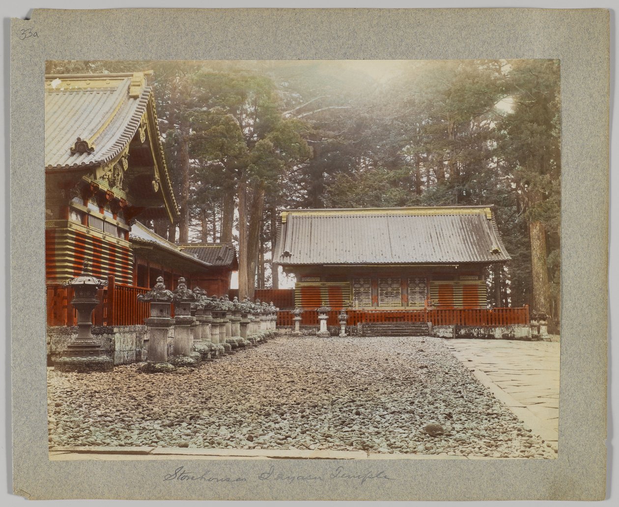 Almacenes en Tōshō-gū, Nikko, Japón (foto en blanco y negro coloreada a mano) de Japanese Photographer