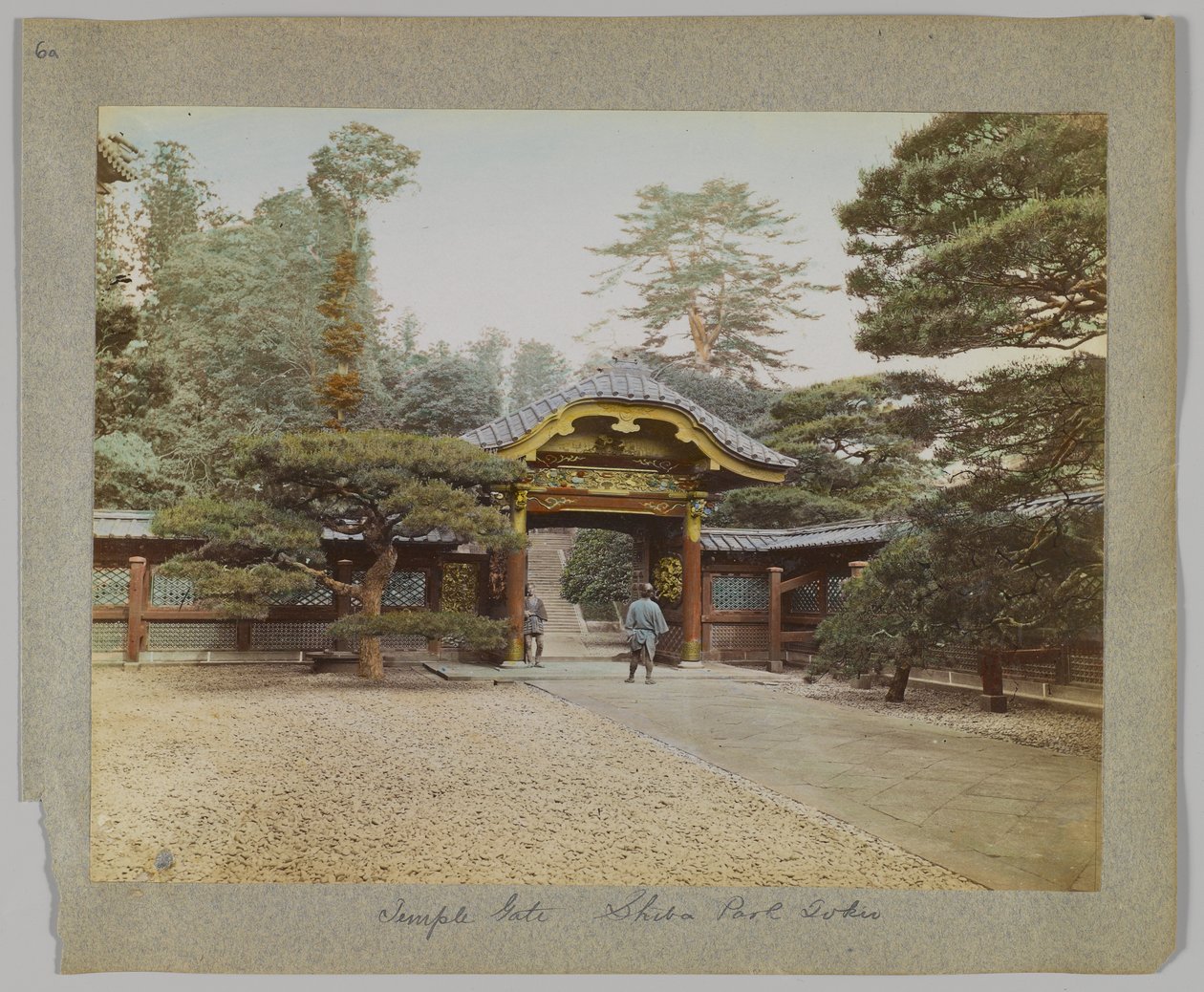Puerta del Templo, Parque Shiba, Tokio, Japón (foto en blanco y negro coloreada a mano) de Japanese Photographer