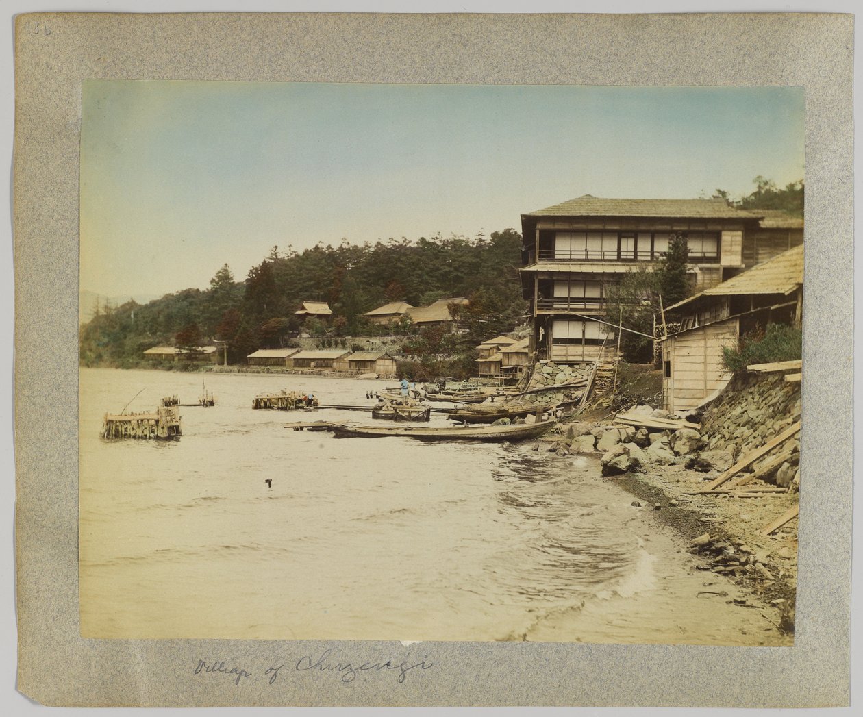 Pueblo de Chuzenji, Nikko, Japón (foto en blanco y negro coloreada a mano) de Japanese Photographer