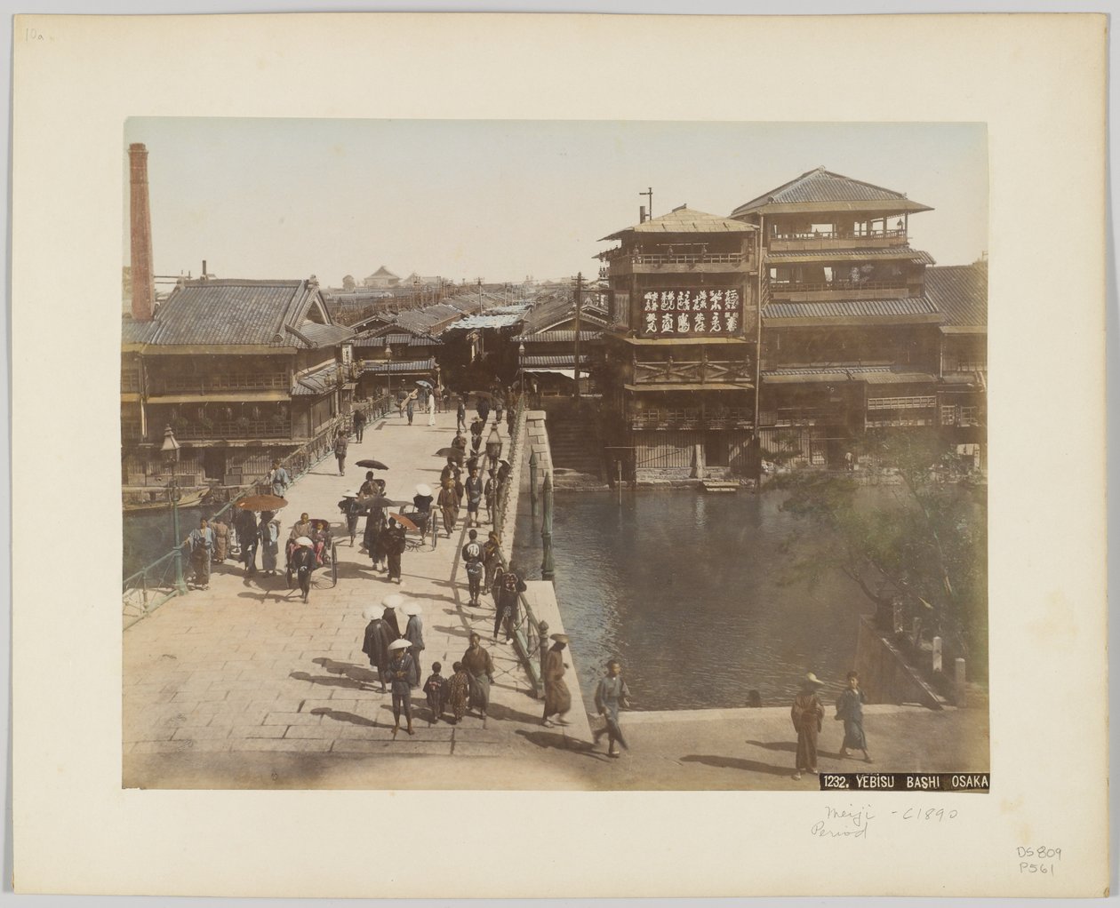 Yebisu Bashi, Osaka, Japón, c.1890 (foto en blanco y negro coloreada a mano) de Japanese Photographer