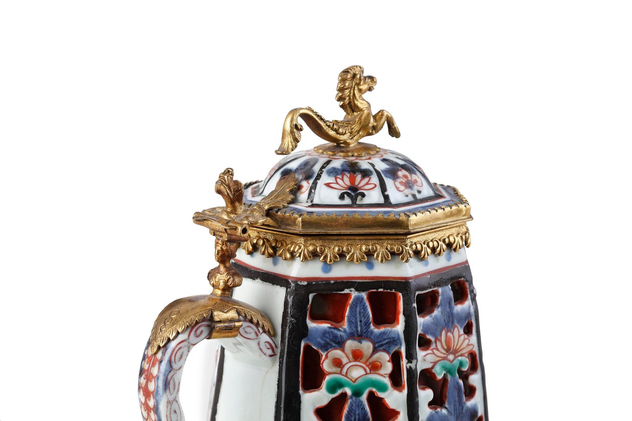 Rara cafetera Imari elegantemente montada y tapa de Japanese School
