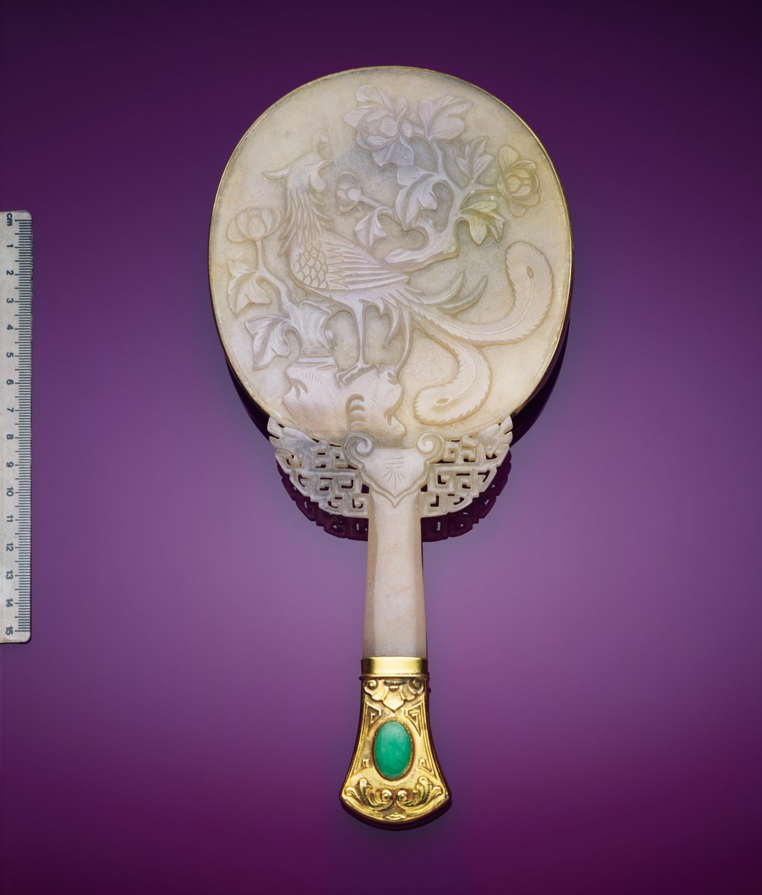 Un espejo de jadeíta blanca y plata dorada con un relieve bajo de un fénix y una peonía de Japanese School