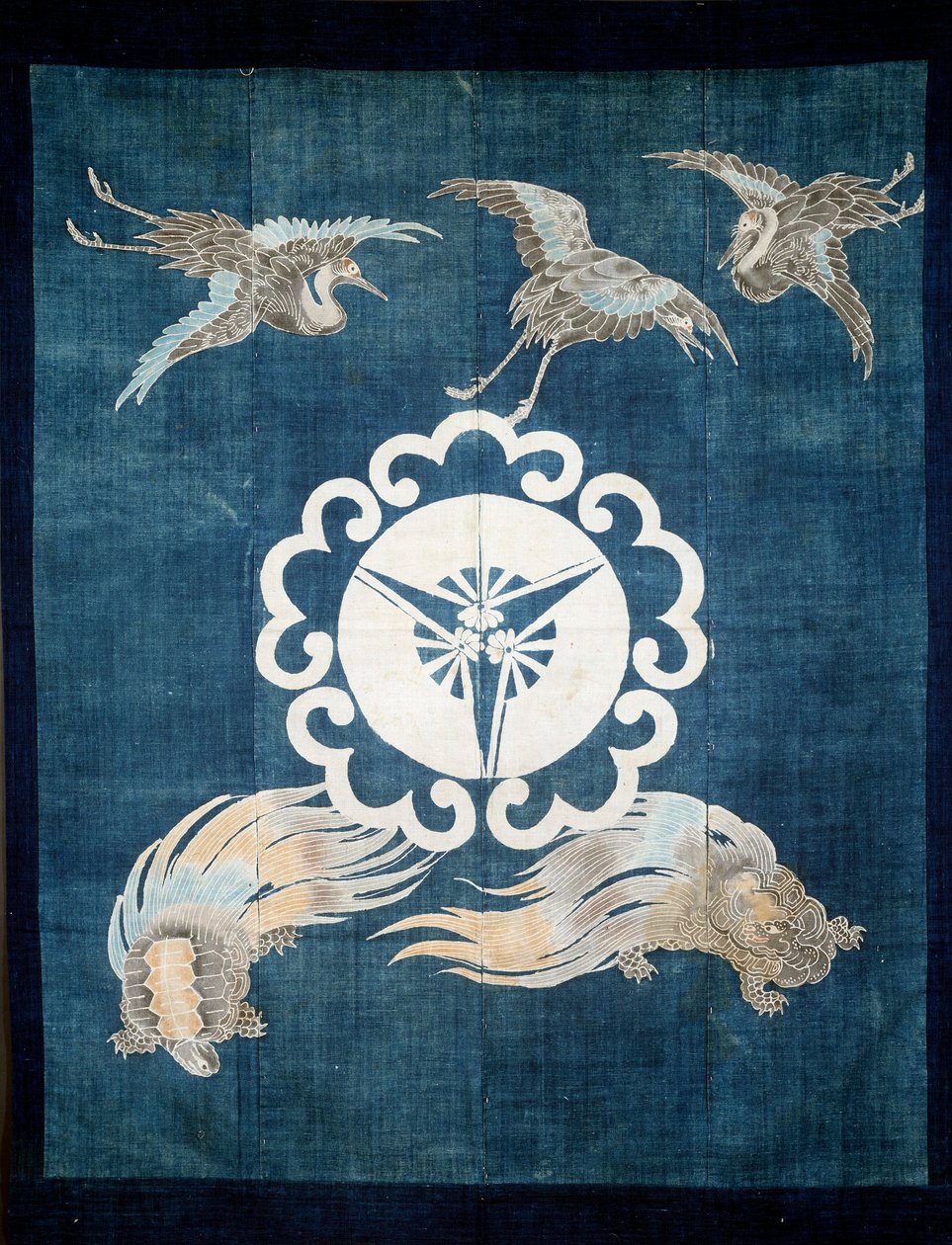 Arte japonés: lienzo de algodón cubierto con símbolos de felicidad y longevidad. Siglo XIX. Colección privada. de Japanese School