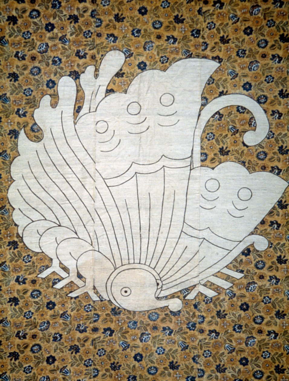 Colcha Futonji calicó estampado floral, escudo familiar representando mariposa, seda cruda e hilada, máscara teñida en reserva con almidón de arroz, xilografía directa, pigmentos de tinta, civilización japonesa, periodo Edo-Meiji de Japanese School