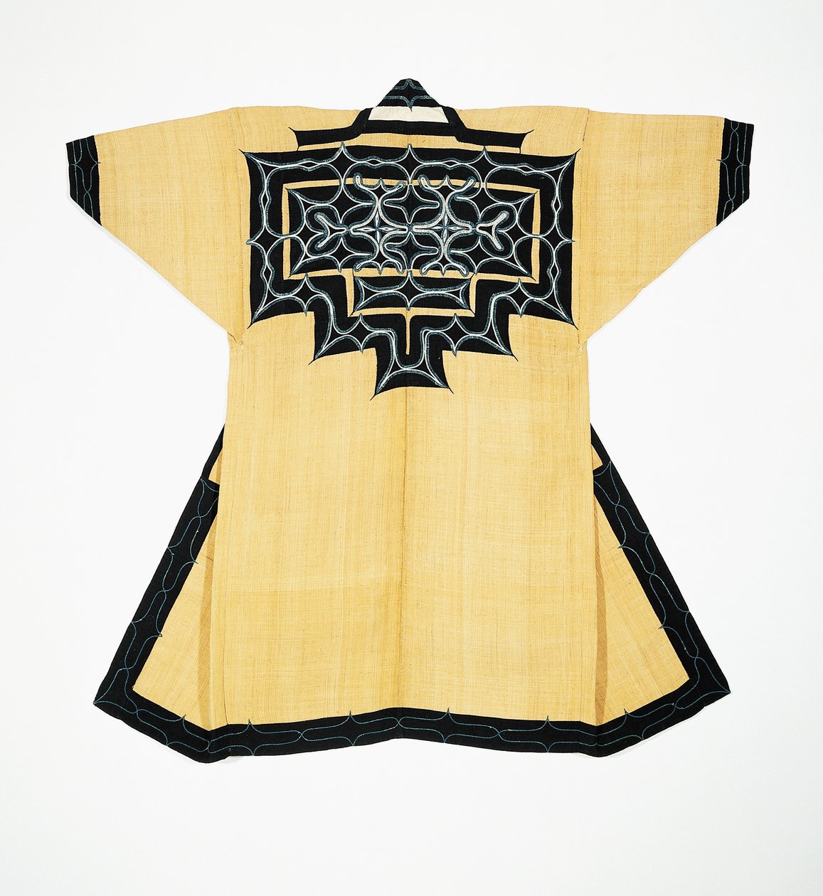 Túnica ceremonial (attush) de la población Ainu con motivos tradicionales Ainu, bordado en punto de cadeneta, corteza de olmo, lana y algodón de Japanese School