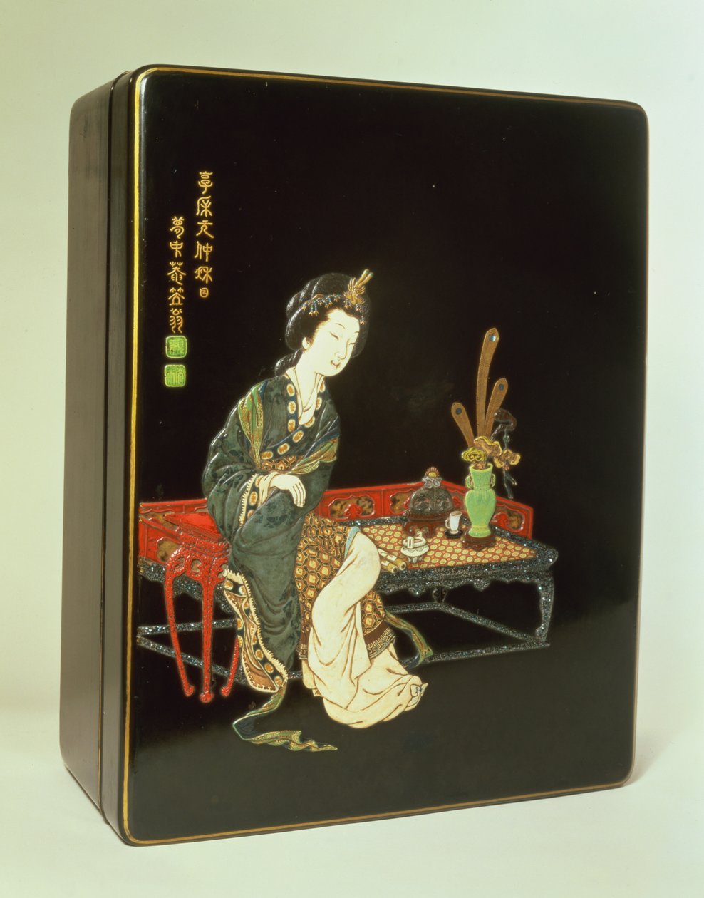 Caja de escritura de estilo chino, inscrita con el sello de cerámica verde de Ritsuo (laca con marfil, cerámica, nácar y caparazón de tortuga) de Japanese School