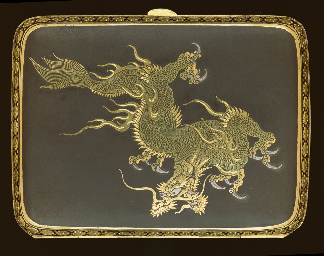 Pitillera decorada con un dragón, hecha en una fábrica de Komai, c.1900 (plata dorada y nielado) de Japanese School
