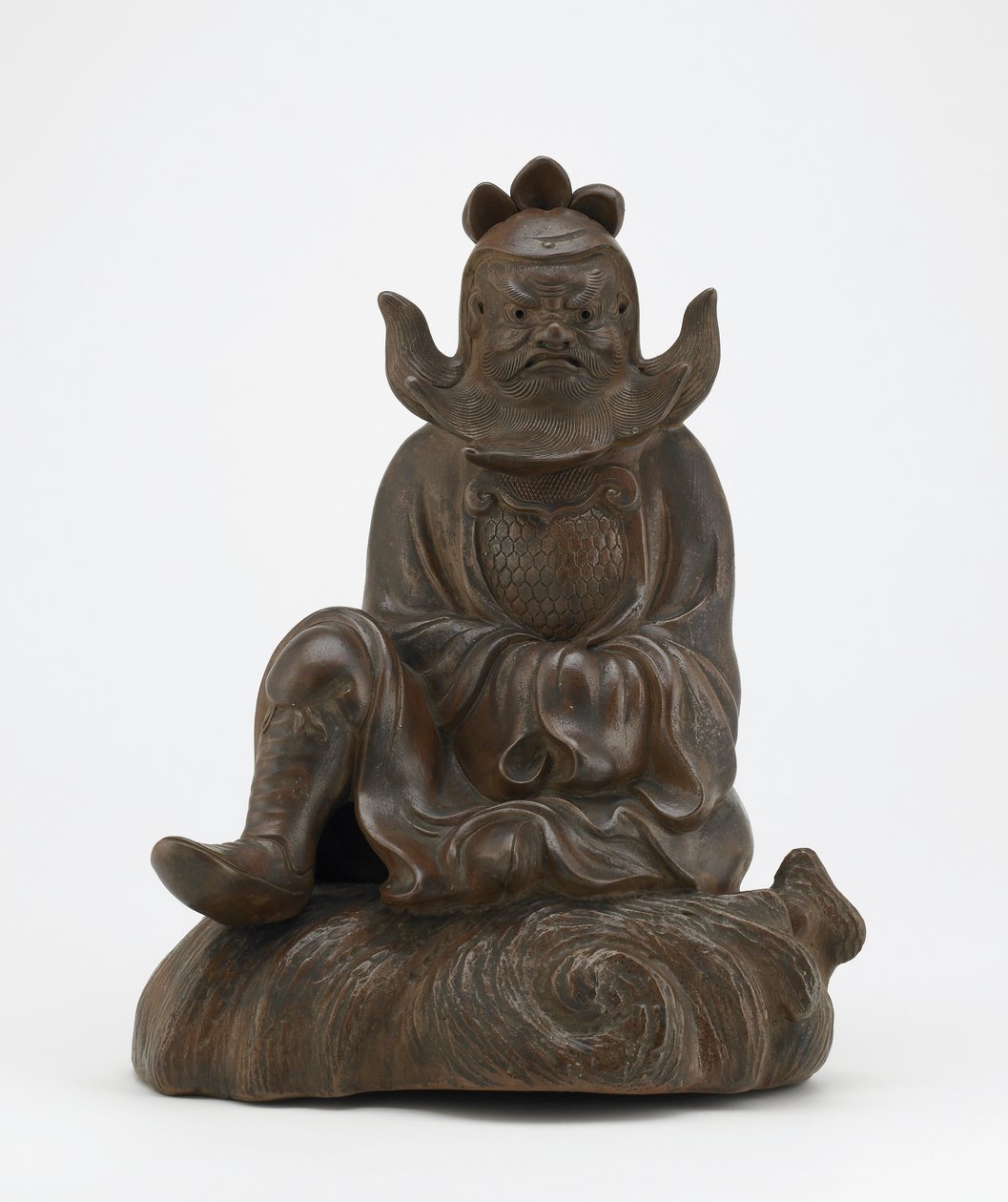 Figura de Shoki, el domador de demonios, sentado en una roca, Imbe, prefectura de Okayama, período Edo o era Meiji de Japanese School