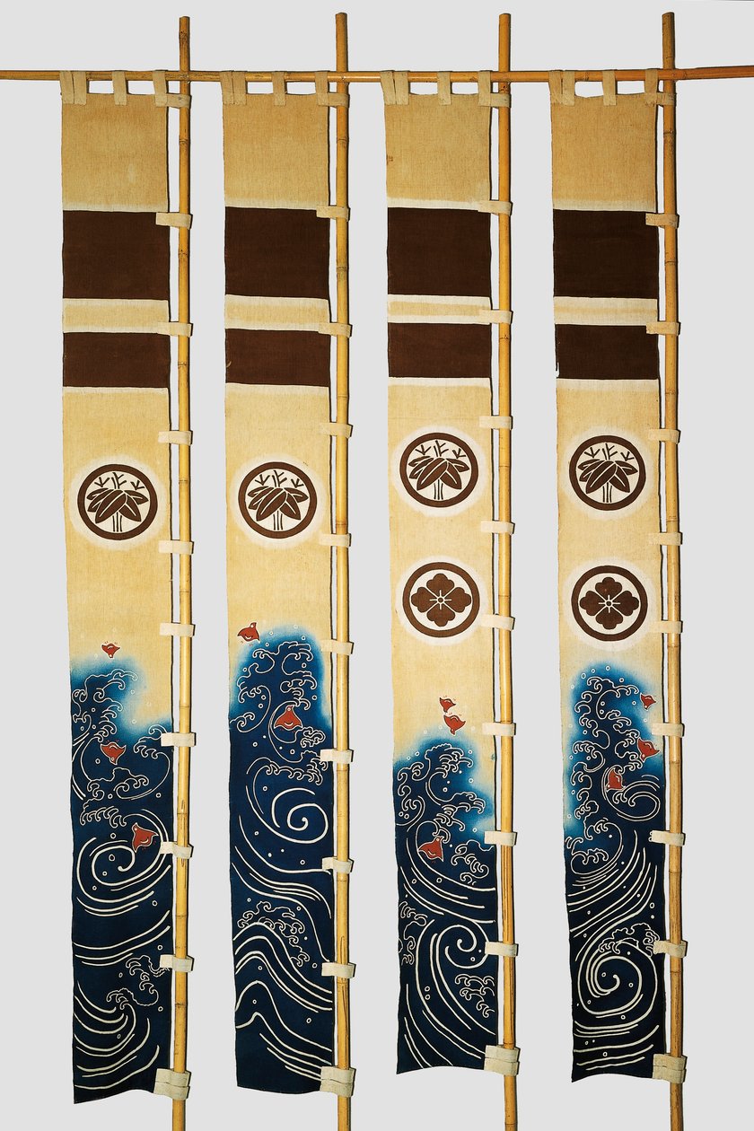Cuatro estandartes (nobori) con motivos que representan chorlitos en olas, escudos de familia, bambú, flor en círculos, algodón, teñido en reserva con almidón de arroz y baño de añil con pigmentos y tinta, civilización japonesa, periodo Meiji-Taisho de Japanese School