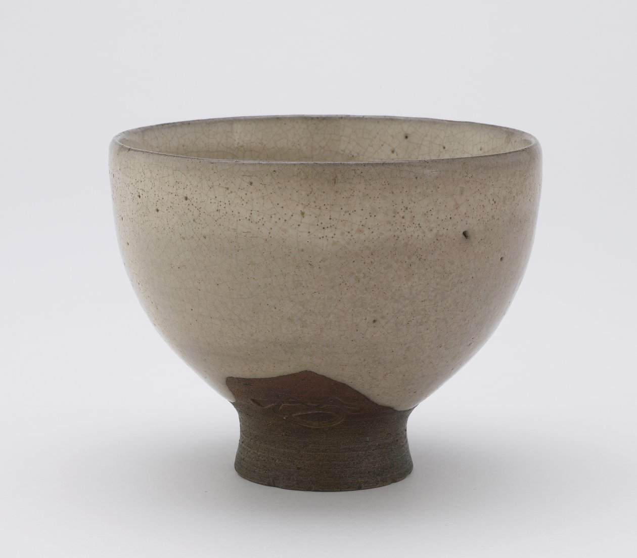 Cuenco de Té Inkyuzan en forma de Goki, con cifra impresa, Cuenco de Té (gokijawan), c.1804-25 de Japanese School