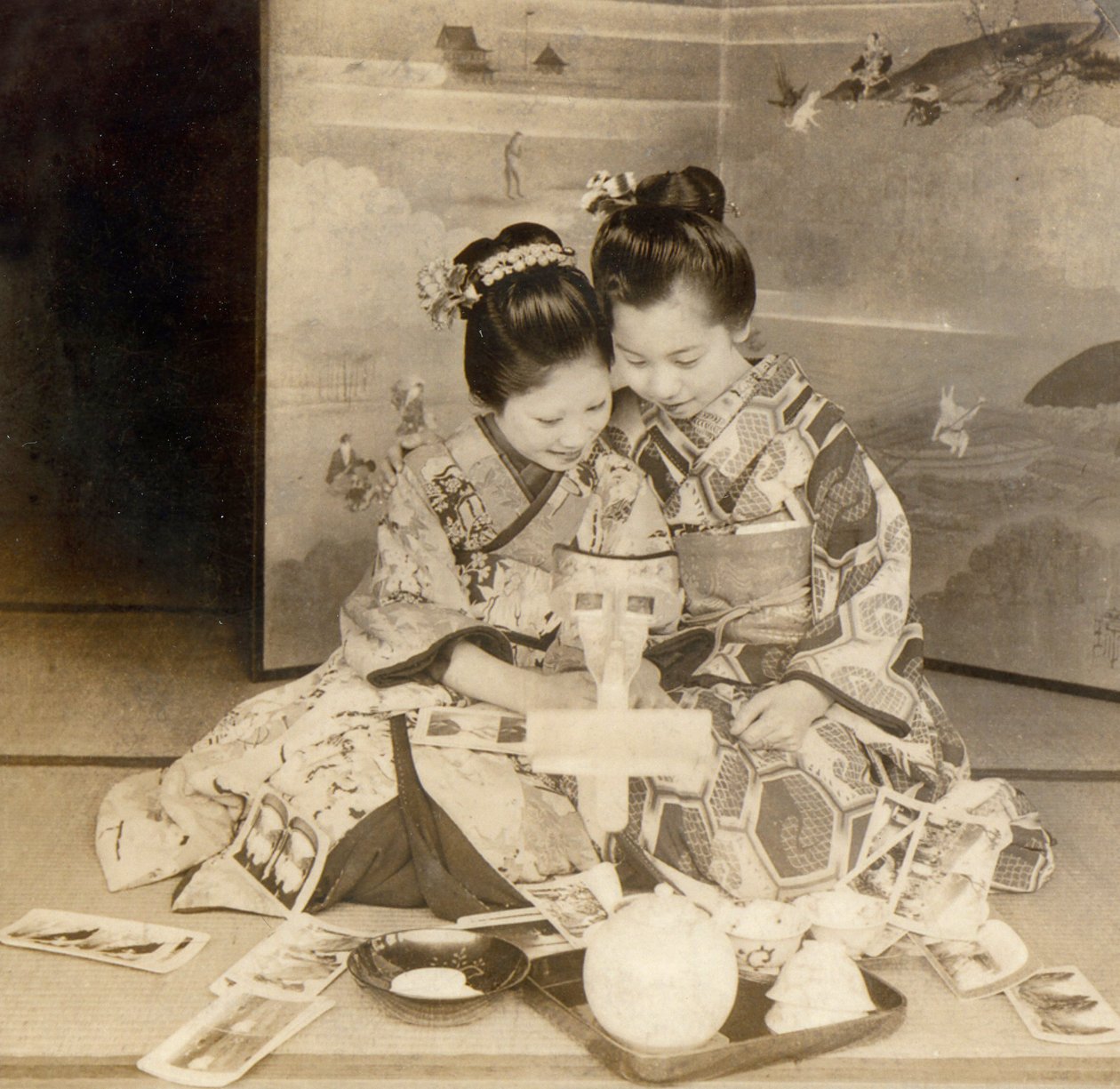 Chicas japonesas usando un visor estereoscópico con tarjetas estereográficas, 1899 de Japanese School