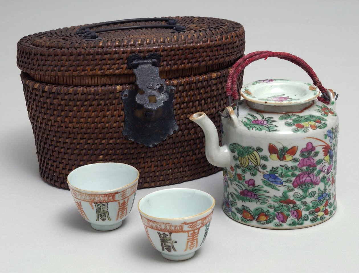 Juego de té japonés con estuche de mimbre, c.1850 de Japanese School