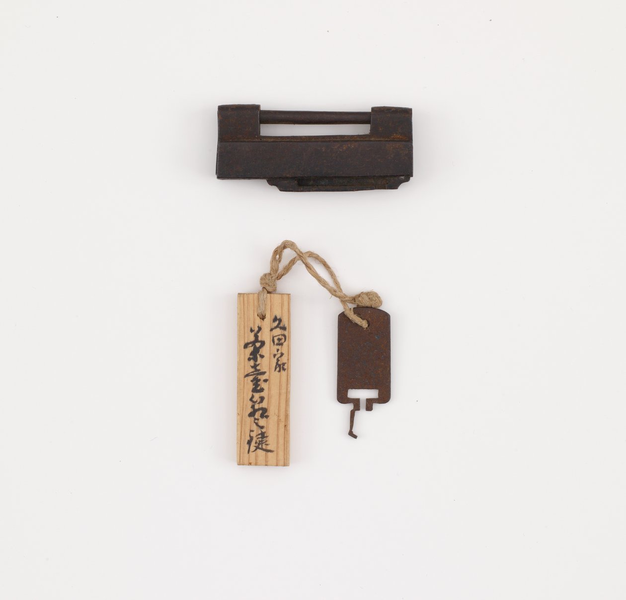 Cerradura y llave para la caja de almacenamiento exterior de un tarro de hojas de té de Japanese School